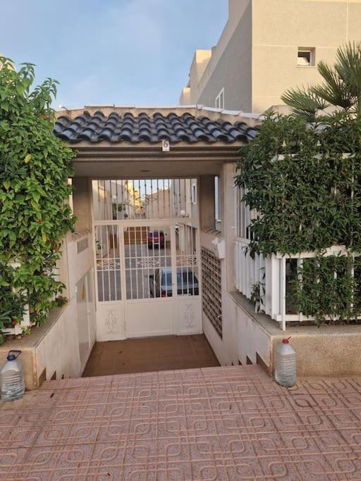 Magnifico Chalet Adosado En Torrevieja, Alicante. Eksteriør billede